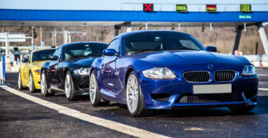Luxuslimousine und Sportwagen auf der Straße – Autoexport aus Offenburg Luxuslimousine und Sportwagen auf der Straße – Autoexport aus Offenburg